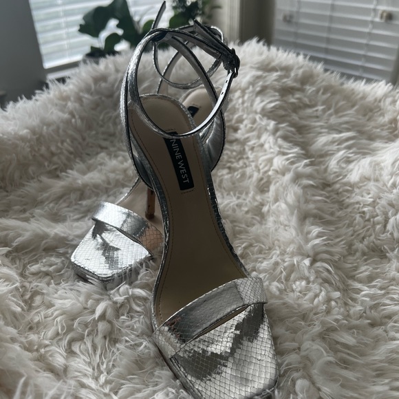 Silver Nine West high heels - Picture 3 of 7